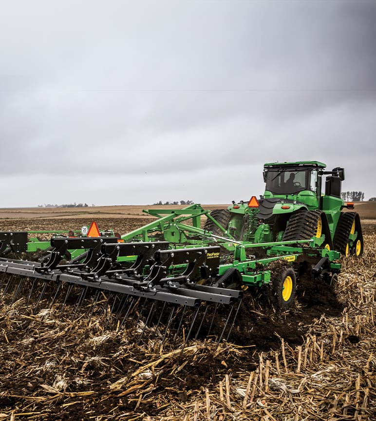 Image of a CC21 Coulter Chisel with a 9RX 640 high-horsepower tractor tilling in corn stubble