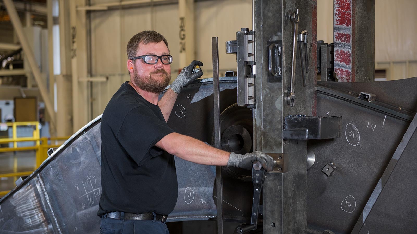 Joe Walker, un tehnician de prelucrare, prezentat lucrând în fabrica Deere-Hitachi