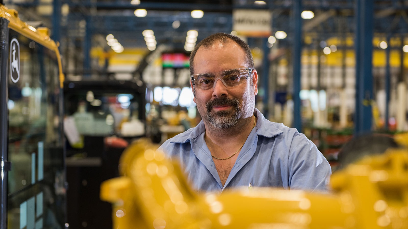 Sammy Flynt, Assembly Lead Technician, mostrato mentre lavora nella fabbrica Deere-Hitachi