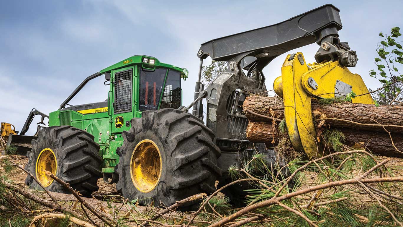 John&nbsp;Deere 748 L II Skidder collecting logs in the woods