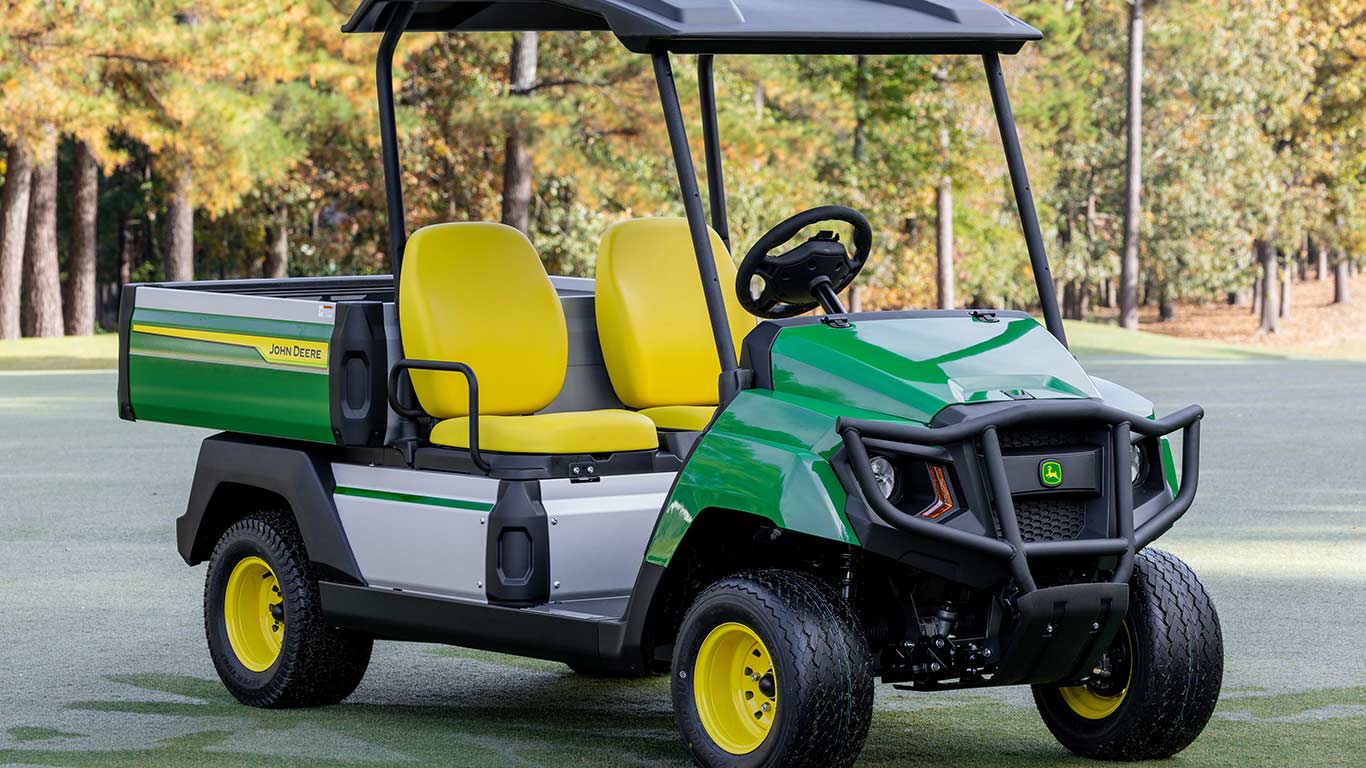 Gator™ GS Electric on display at a golf course.