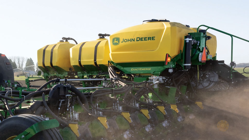 Dual product tank configurartion on an ExactEmerge™ planter system in the field