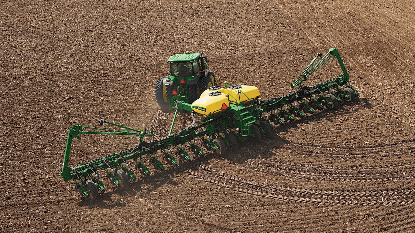 Implemento John Deere trabajando.