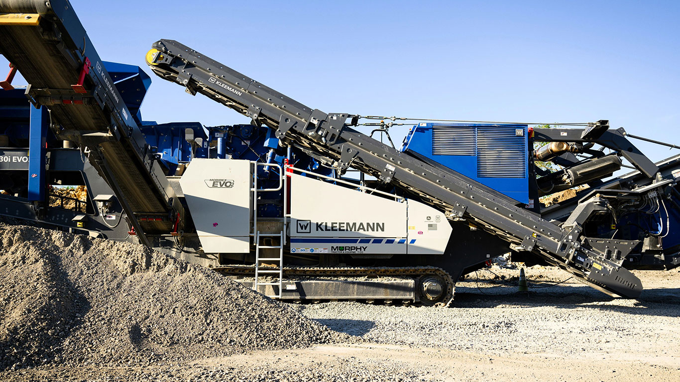 The Kleemann Mobile Mobirex MR 130i EVO2 stands ready to crush large rocks with ease.