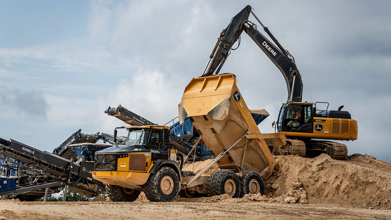 A John&nbsp;Deere 300 G-Tier Excavator feeds rock to the Kleeman Mobiscreen MS 15 Z, delivered by a 460P ADT.