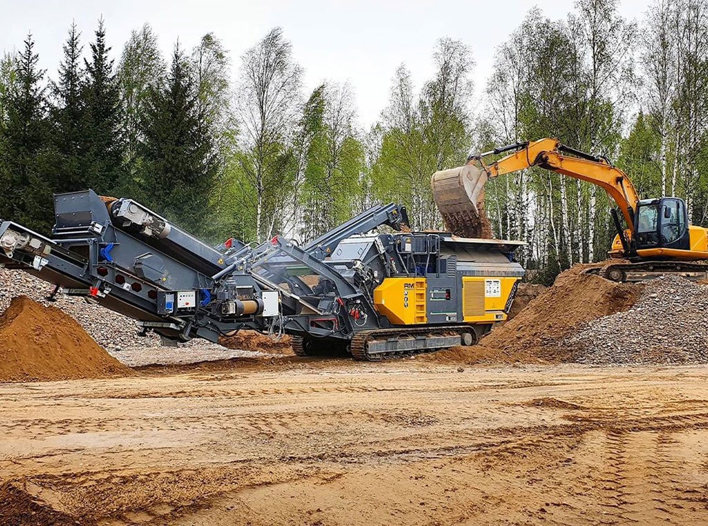 A Rubble Master RM 100GO! powered by a John Deere Stage V 9.0L engine operating on a jobsite