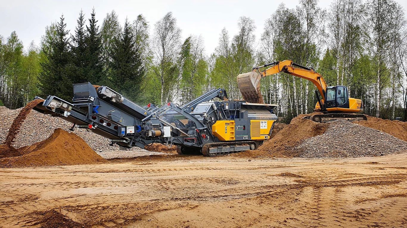 A Rubble Master RM 100GO! powered by a John Deere Stage V 9.0L engine operating on a jobsite