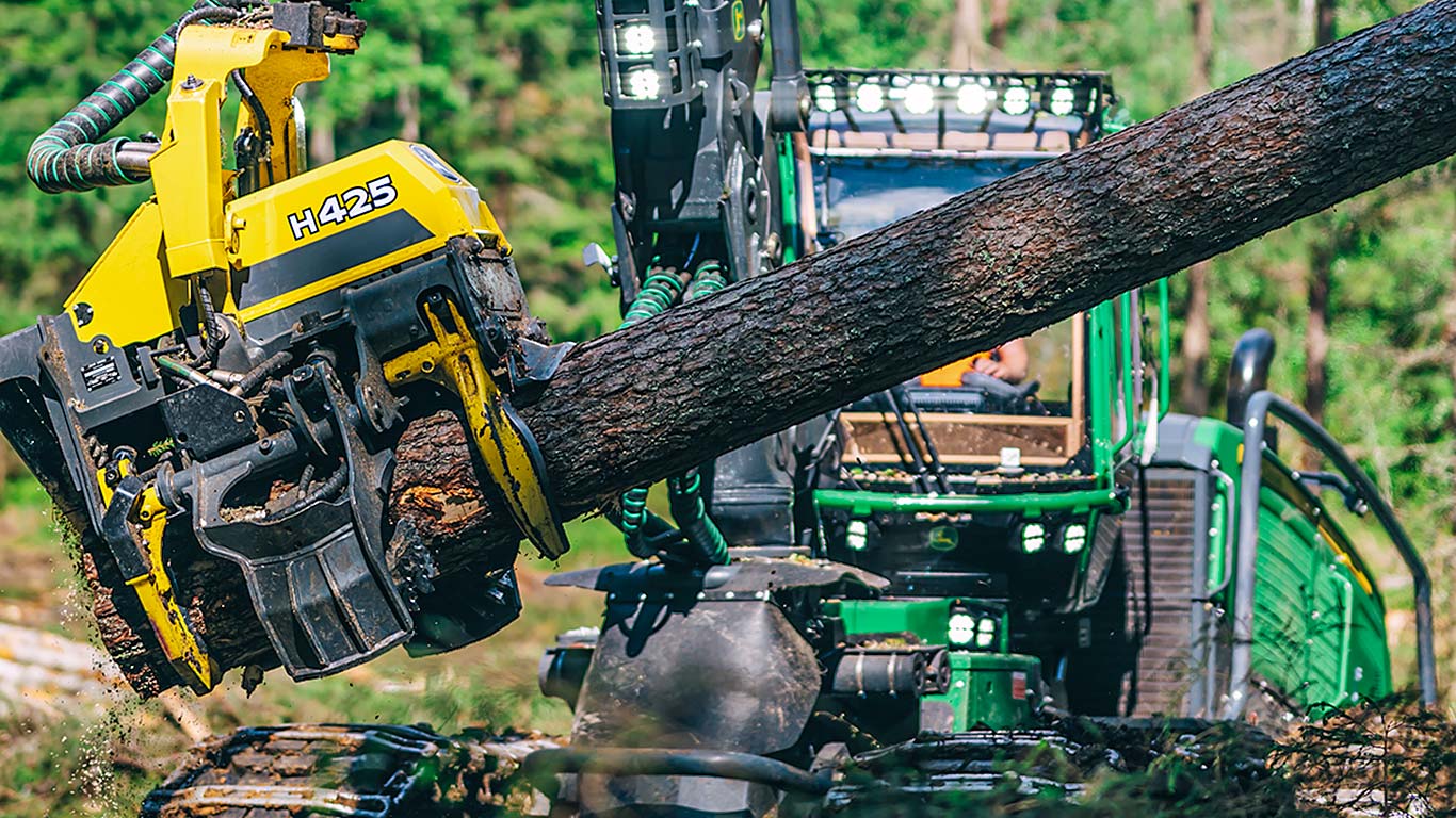 H425 Harvesting Head working in the woods