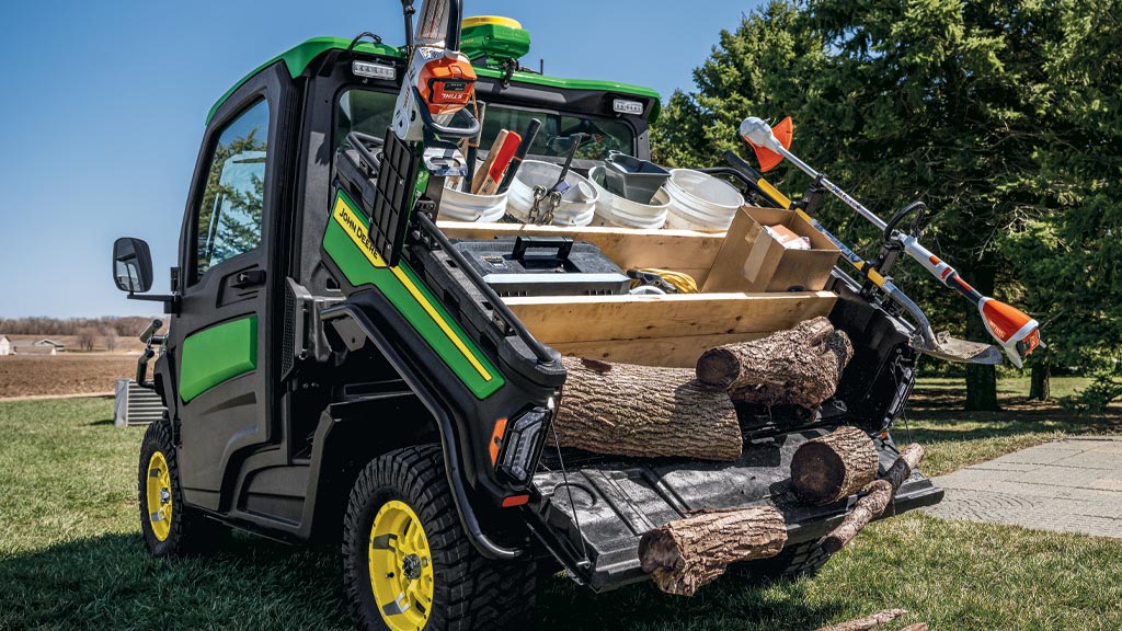 XUV 845R Gator UV dumping wood