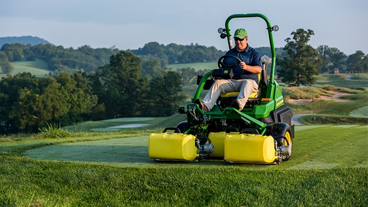 https://www.deere.com/assets/images/region-4/industries/golf-and-sports-turf/industry-page/golf-callout-r4f074997.jpg