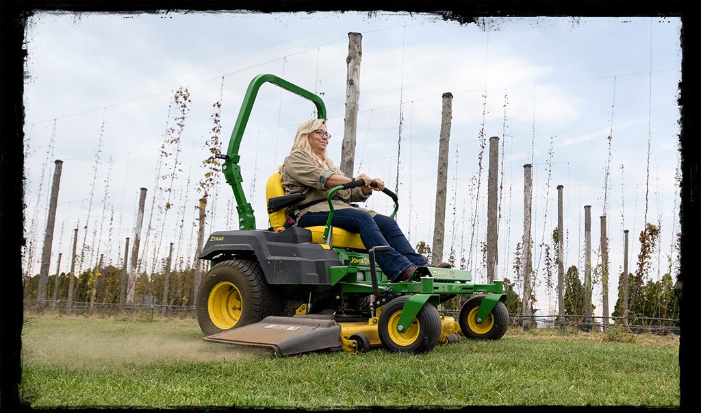 https://www.deere.com/assets/images/region-4/industries/lawn-and-garden/run-together/2023/rle-with-black-border-1024x603.jpg