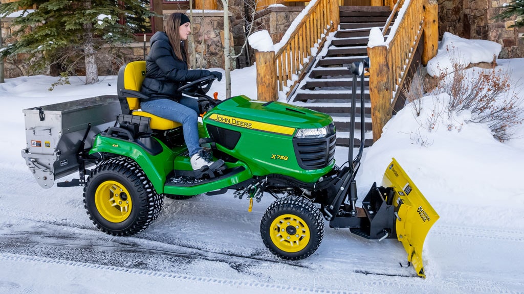 Image of Lawn tractor with all-wheel drive
