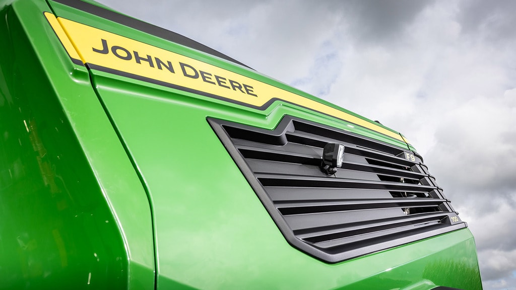 Used Equipment Sprayers working in field