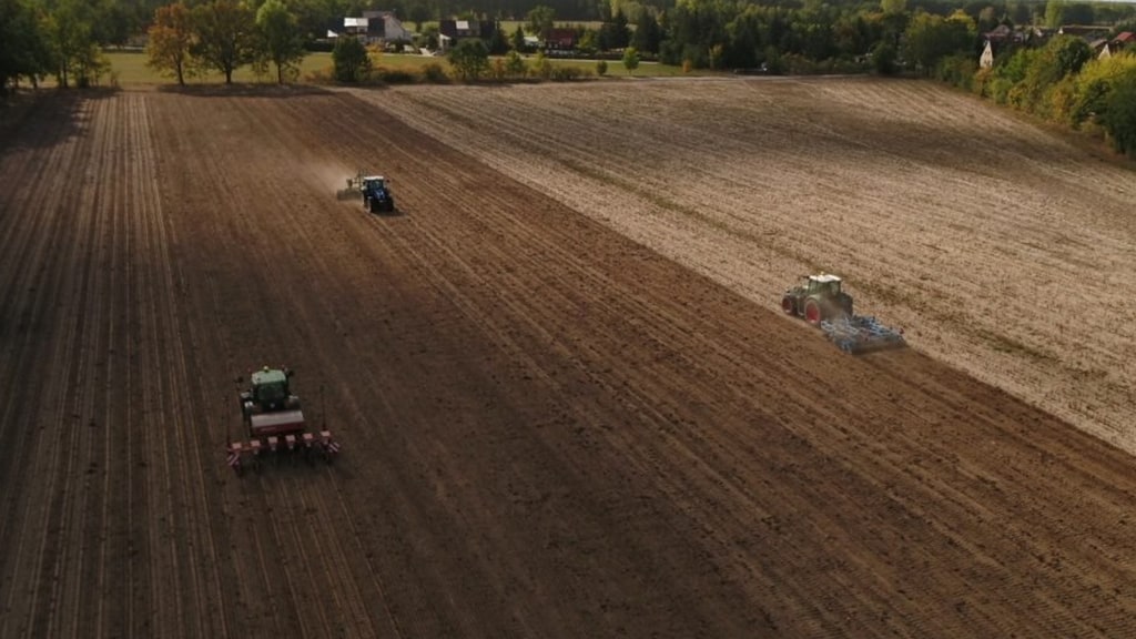 Used Equipment Sprayers working in field