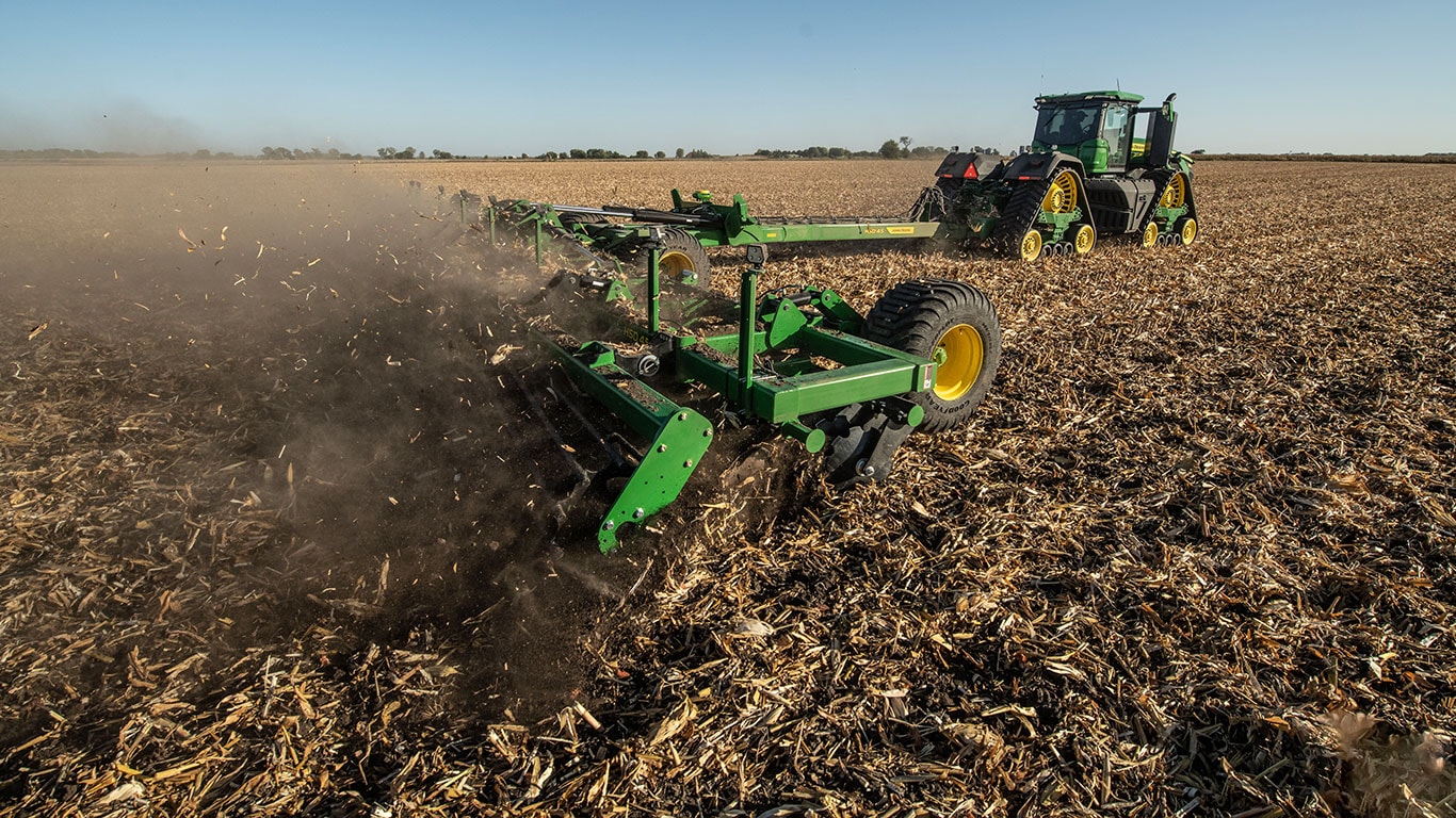 HSD45 High Speed Disk and 9RX Tractor working in corn residue